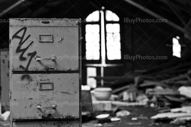 Tiroirs de rangement dans bureau abandonné, photo noir et blanc